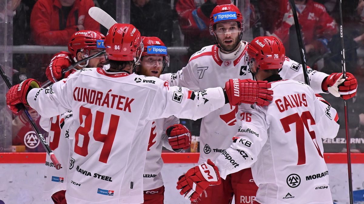 K mečbolu Třince přispěl na ledě i asistent Dravecký. Je to charakter, usmíval se střelec vítězné branky